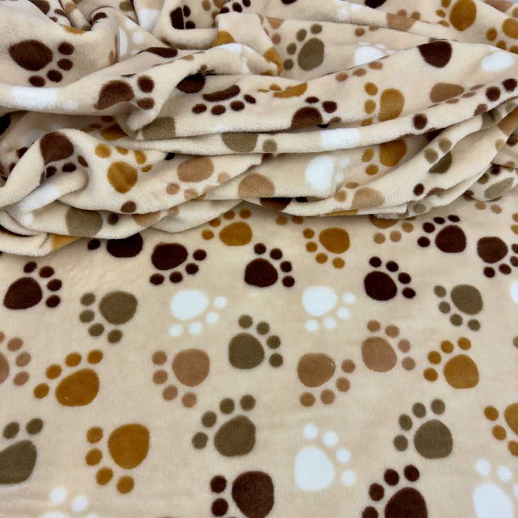 Wzory materiałów do kocobluz dla dzieci – łapki na beżu