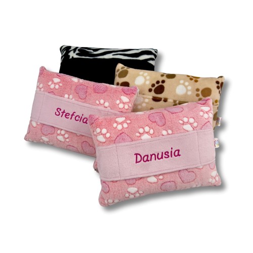 koc poduszka z przyjemnego materiału w dotyku