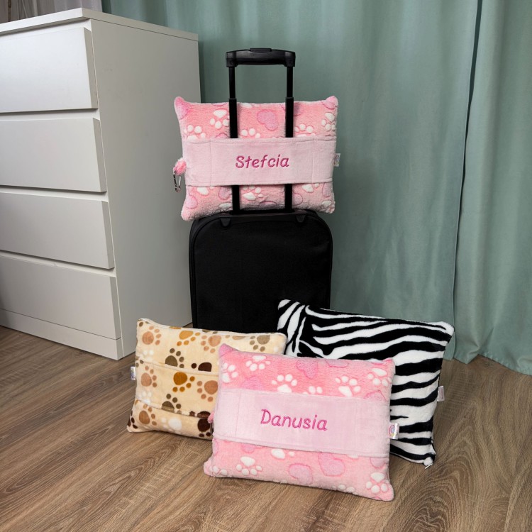 koc poduszka z przyjemnego materiału w dotyku