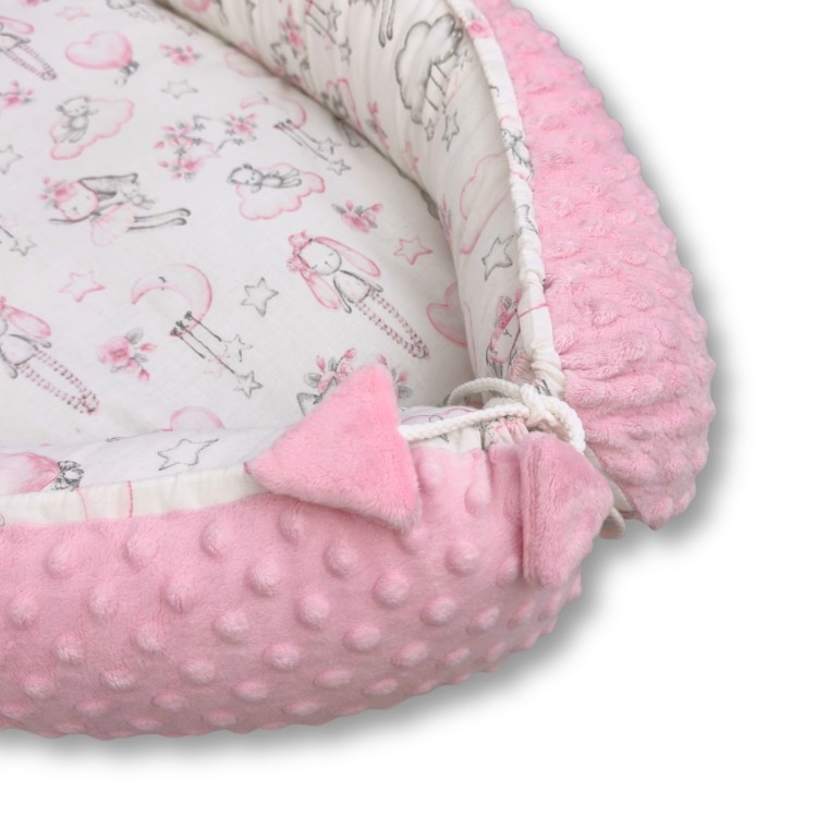 jasnoróżowy kokon dla noworodka przytulne gniazdko