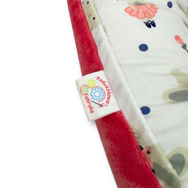 koralowy kokon dla niemowlaka z miękkim wnętrzem