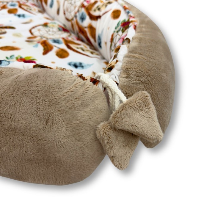 beżowy kokon dla niemowlaka z miękkim wnętrzem