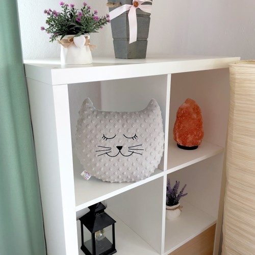 Poduszka kot mały z haftem – ręcznie szyta poduszka